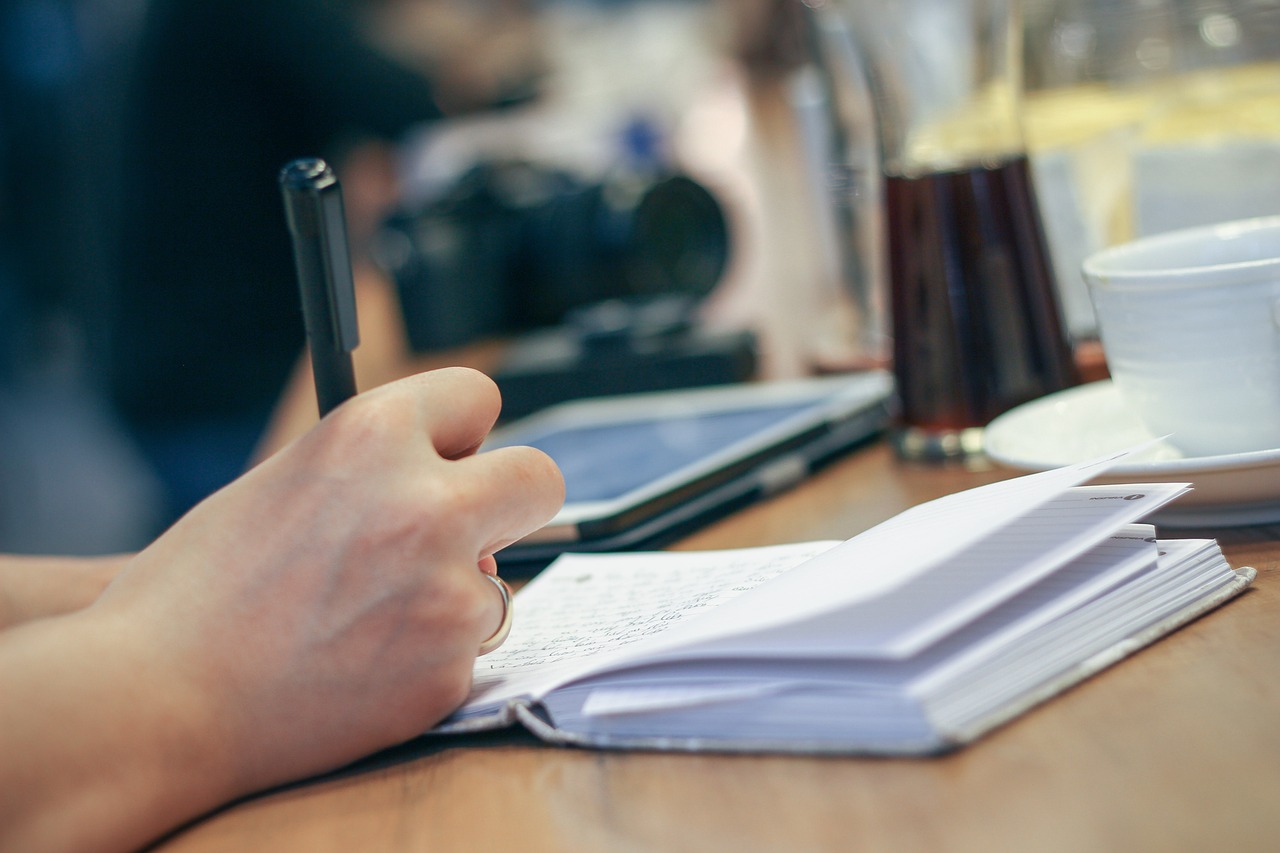Risco preto na tela do notebook: Causas e como resolver