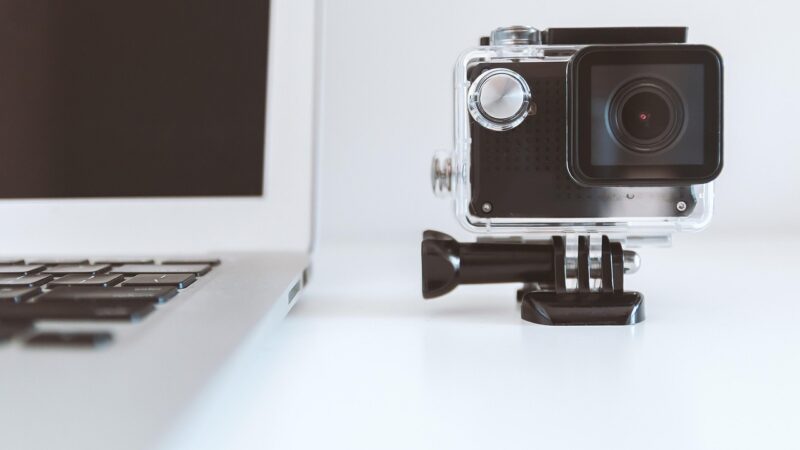 Risco preto na tela do notebook: Causas e como resolver